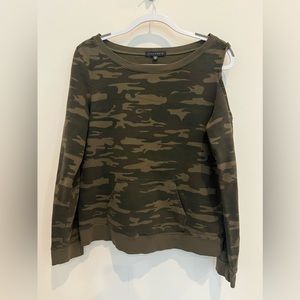 SANCTUARY CAMO COLD SHOULDER SWEATSHIRT